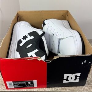 DC court graffik black white skate shoes size 9 men’s YK2 fat tongue